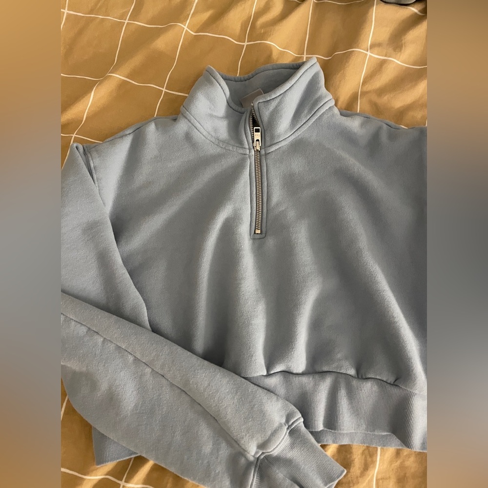 Aritzia crop sweatshirt size M